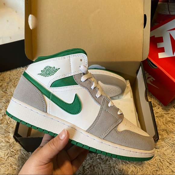 Jordan 1 Mid White Pine Green Smoke Grey - Picture 1 of 3